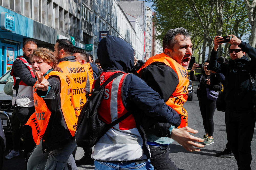 <p>Skupovi ove godine povodom Međunarodnog praznika rada će, kako se očekuje, biti veći nego prethodnih godina pošto su restrikcije vezane za kovid-19 drastično smanjene i opozicija je usmjerena na to kako će vladini ekonomski planovi uticati na radnike</p>