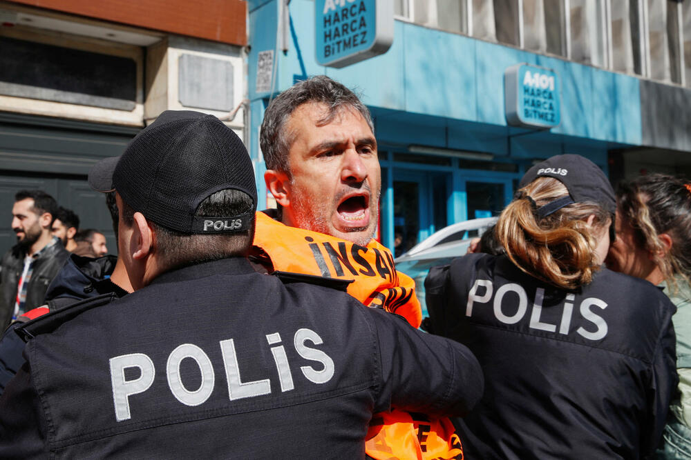 <p>Skupovi ove godine povodom Međunarodnog praznika rada će, kako se očekuje, biti veći nego prethodnih godina pošto su restrikcije vezane za kovid-19 drastično smanjene i opozicija je usmjerena na to kako će vladini ekonomski planovi uticati na radnike</p>