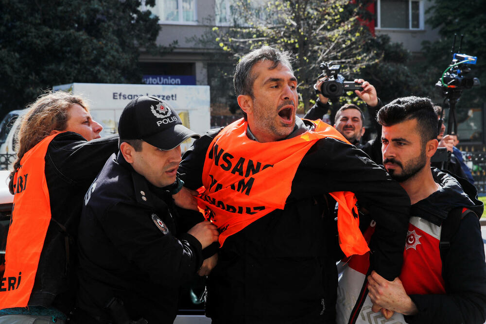 <p>Skupovi ove godine povodom Međunarodnog praznika rada će, kako se očekuje, biti veći nego prethodnih godina pošto su restrikcije vezane za kovid-19 drastično smanjene i opozicija je usmjerena na to kako će vladini ekonomski planovi uticati na radnike</p>