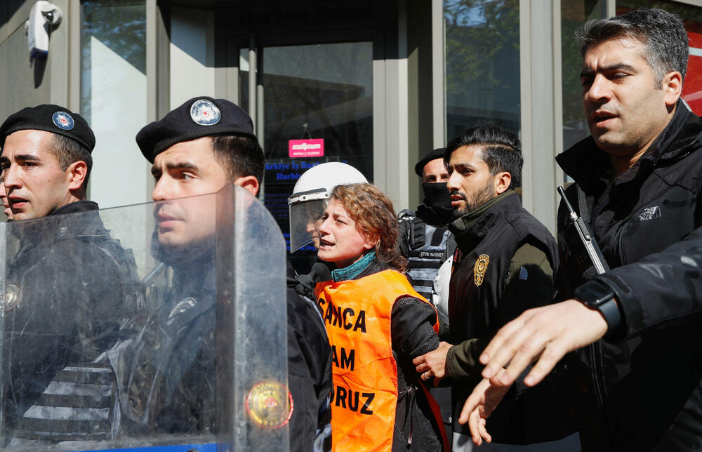 <p>Skupovi ove godine povodom Međunarodnog praznika rada će, kako se očekuje, biti veći nego prethodnih godina pošto su restrikcije vezane za kovid-19 drastično smanjene i opozicija je usmjerena na to kako će vladini ekonomski planovi uticati na radnike</p>