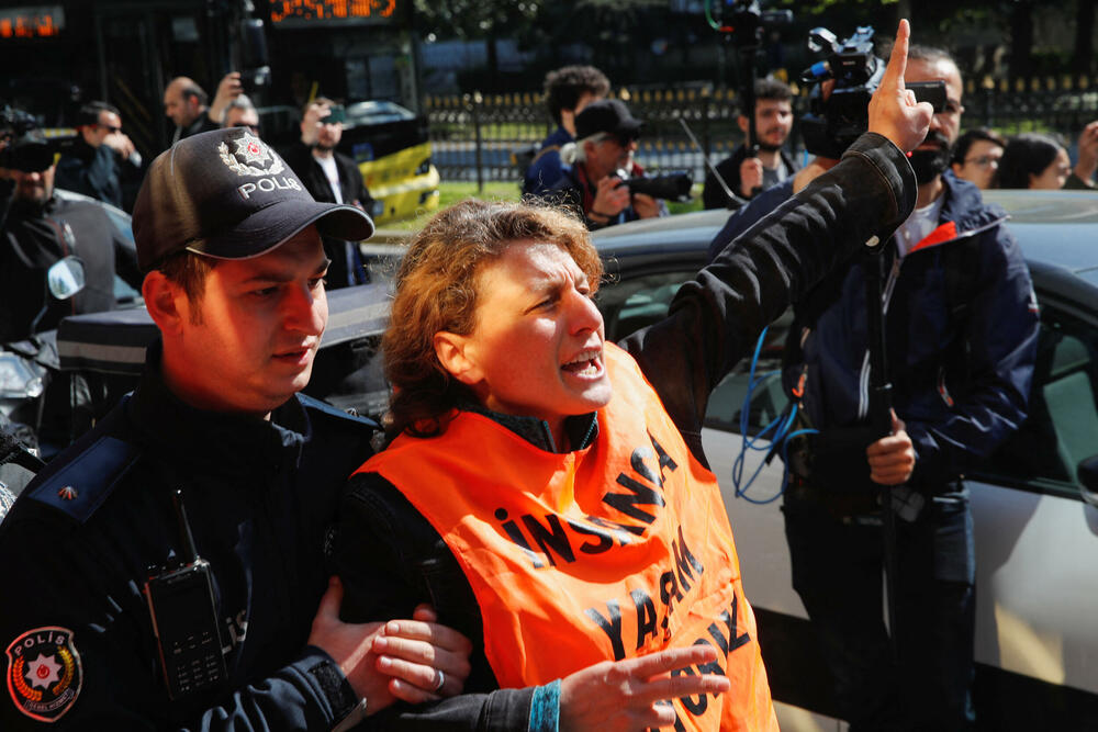 <p>Skupovi ove godine povodom Međunarodnog praznika rada će, kako se očekuje, biti veći nego prethodnih godina pošto su restrikcije vezane za kovid-19 drastično smanjene i opozicija je usmjerena na to kako će vladini ekonomski planovi uticati na radnike</p>