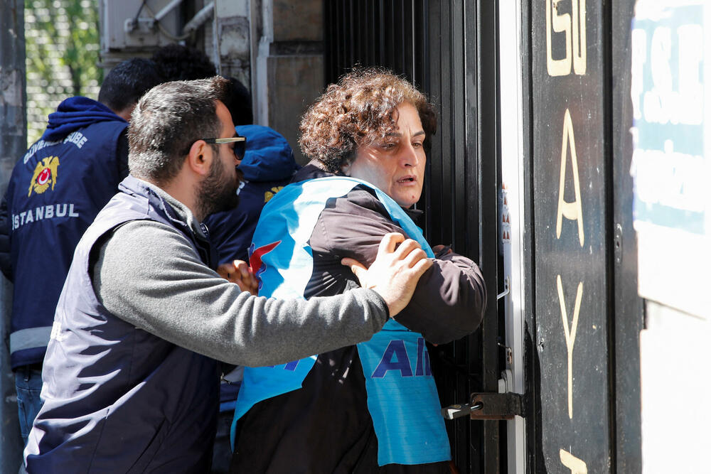 <p>Skupovi ove godine povodom Međunarodnog praznika rada će, kako se očekuje, biti veći nego prethodnih godina pošto su restrikcije vezane za kovid-19 drastično smanjene i opozicija je usmjerena na to kako će vladini ekonomski planovi uticati na radnike</p>