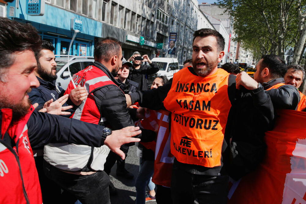 <p>Skupovi ove godine povodom Međunarodnog praznika rada će, kako se očekuje, biti veći nego prethodnih godina pošto su restrikcije vezane za kovid-19 drastično smanjene i opozicija je usmjerena na to kako će vladini ekonomski planovi uticati na radnike</p>