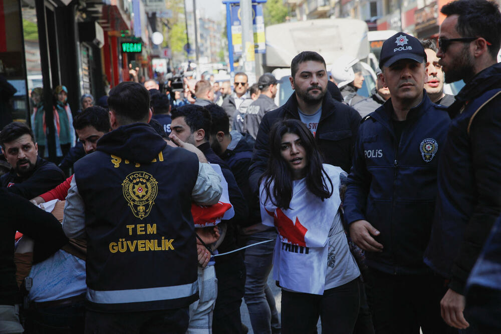 <p>Skupovi ove godine povodom Međunarodnog praznika rada će, kako se očekuje, biti veći nego prethodnih godina pošto su restrikcije vezane za kovid-19 drastično smanjene i opozicija je usmjerena na to kako će vladini ekonomski planovi uticati na radnike</p>