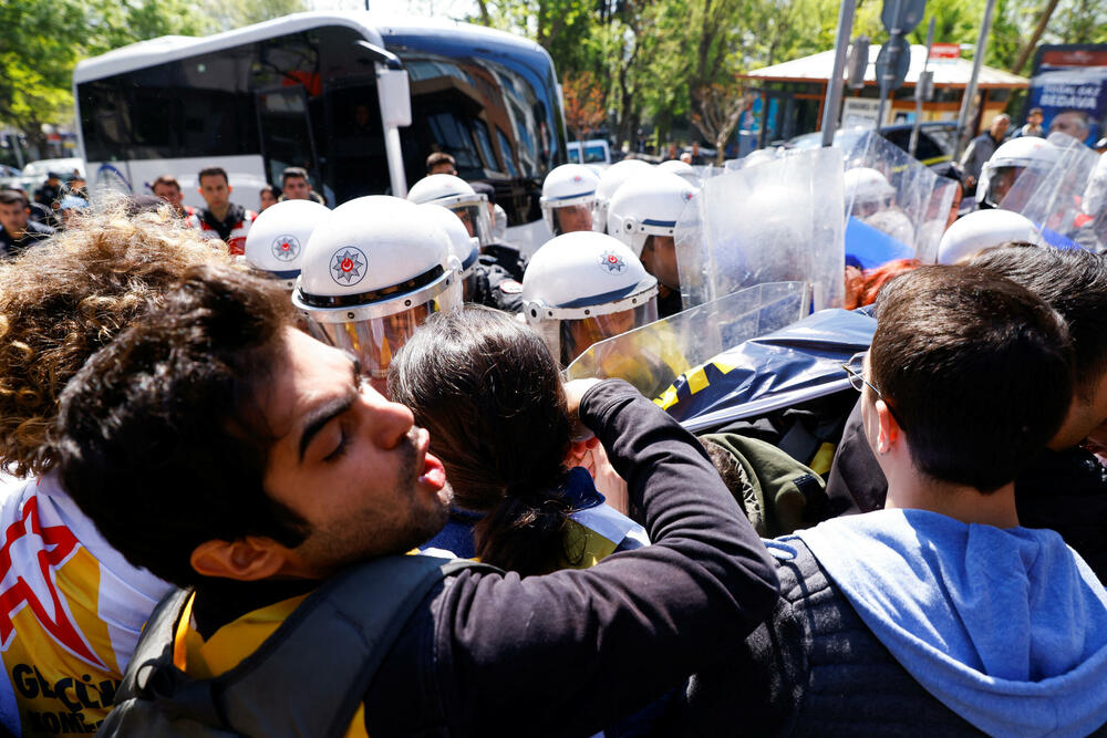 <p>Skupovi ove godine povodom Međunarodnog praznika rada će, kako se očekuje, biti veći nego prethodnih godina pošto su restrikcije vezane za kovid-19 drastično smanjene i opozicija je usmjerena na to kako će vladini ekonomski planovi uticati na radnike</p>