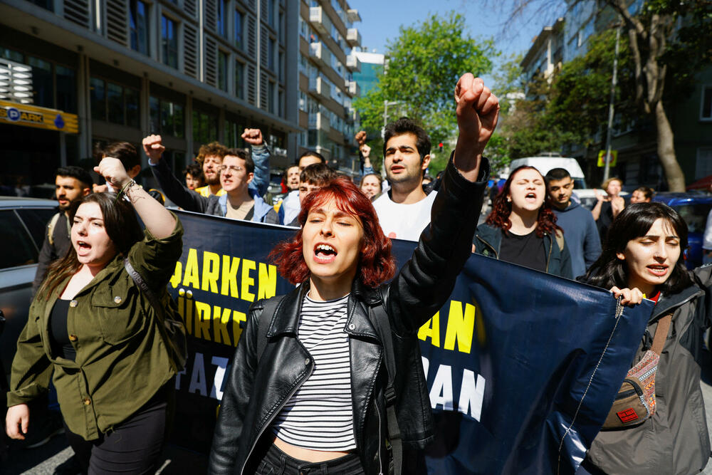 <p>Skupovi ove godine povodom Međunarodnog praznika rada će, kako se očekuje, biti veći nego prethodnih godina pošto su restrikcije vezane za kovid-19 drastično smanjene i opozicija je usmjerena na to kako će vladini ekonomski planovi uticati na radnike</p>