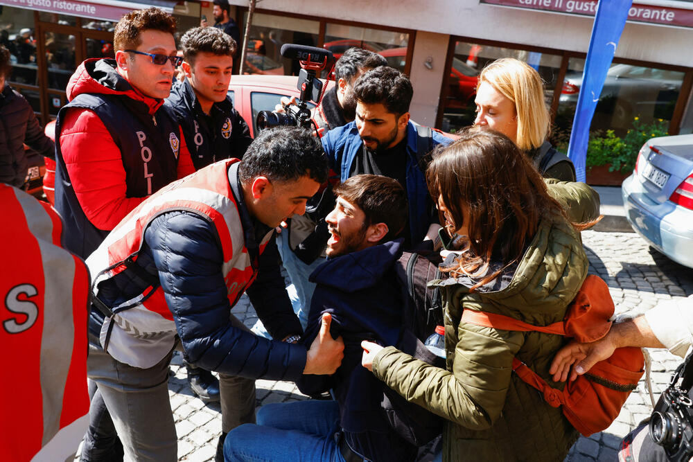 <p>Skupovi ove godine povodom Međunarodnog praznika rada će, kako se očekuje, biti veći nego prethodnih godina pošto su restrikcije vezane za kovid-19 drastično smanjene i opozicija je usmjerena na to kako će vladini ekonomski planovi uticati na radnike</p>