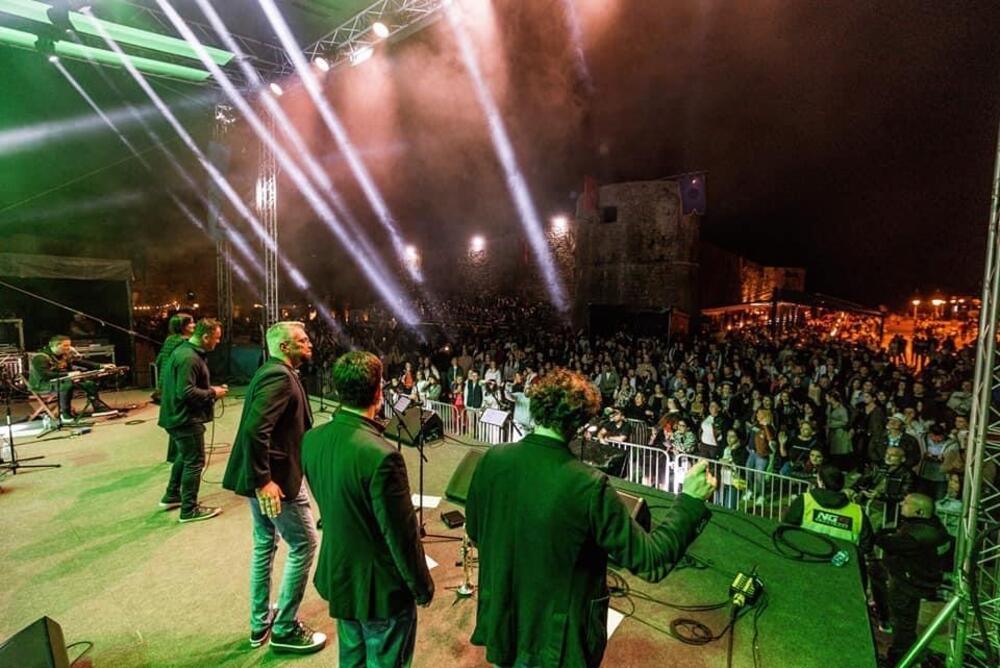 <p>U Budvi nastupila legendarna muzička grupa iz Sarajeva</p>