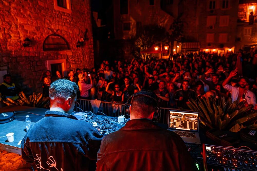 <p>U Budvi nastupila legendarna muzička grupa iz Sarajeva</p>