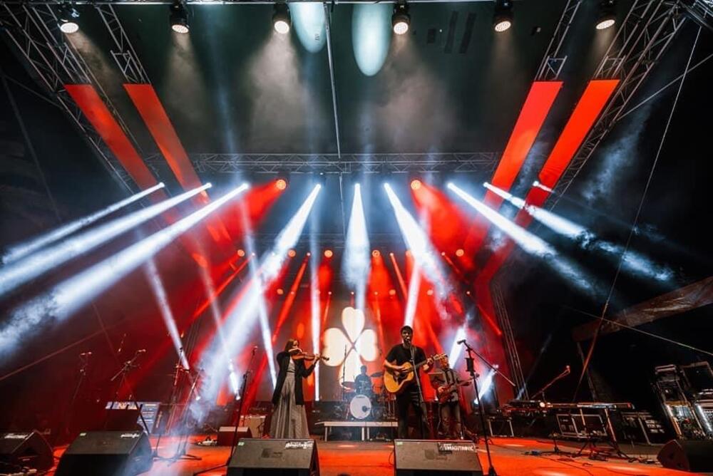 <p>U Budvi nastupila legendarna muzička grupa iz Sarajeva</p>