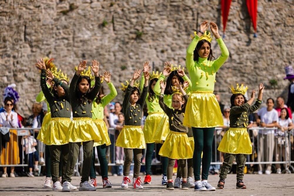 <p>U Budvi nastupila legendarna muzička grupa iz Sarajeva</p>