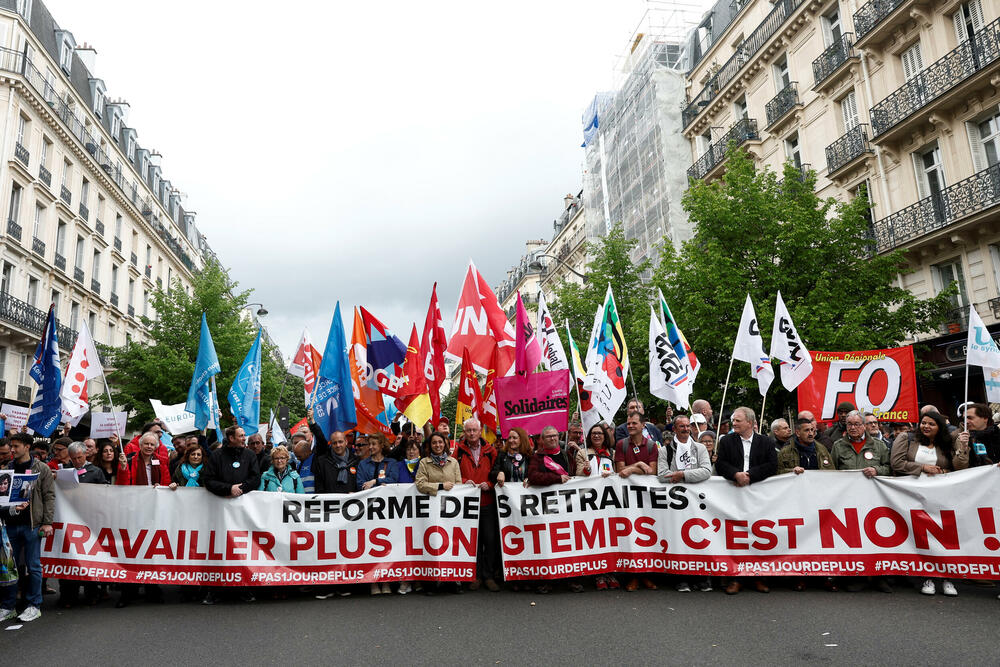 <p>U Parizu su aktivisti organizacije Extinction Rebellion bacili boju na staklenu fasadu Fondacije Luj Viton i pločnik ispred hotela Ric</p>