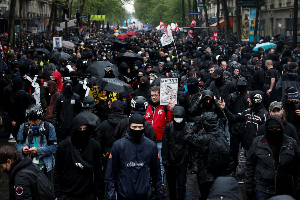 <p>U Parizu su aktivisti organizacije Extinction Rebellion bacili boju na staklenu fasadu Fondacije Luj Viton i pločnik ispred hotela Ric</p>