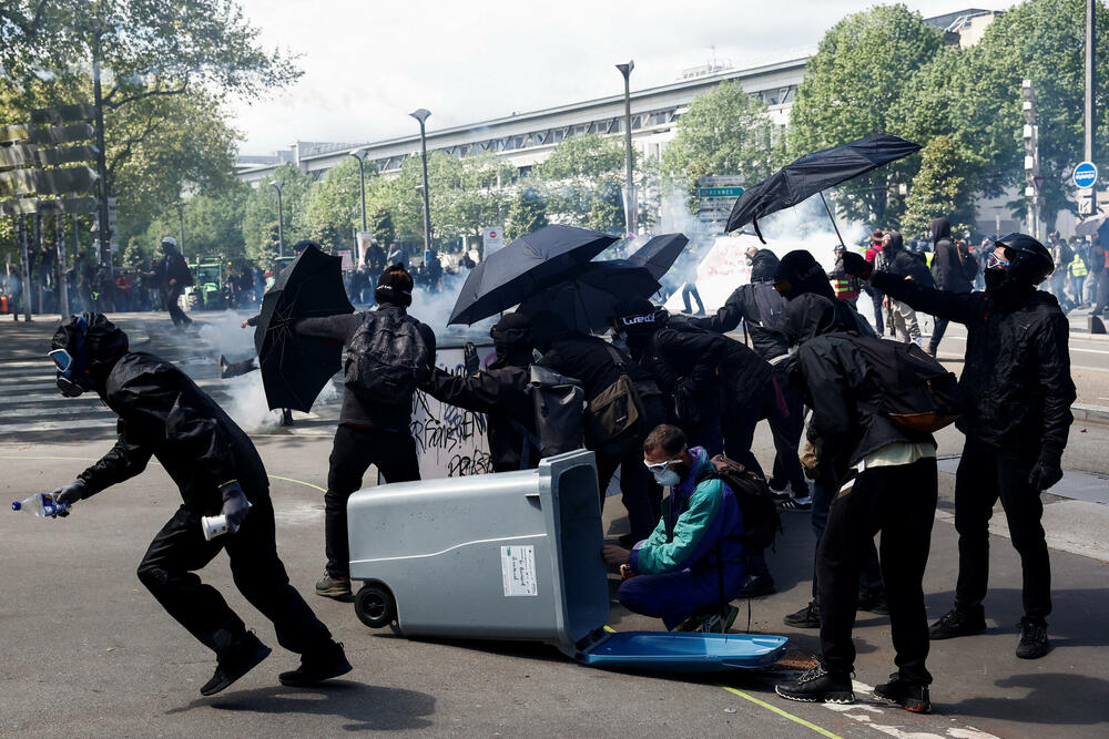<p>U Parizu su aktivisti organizacije Extinction Rebellion bacili boju na staklenu fasadu Fondacije Luj Viton i pločnik ispred hotela Ric</p>