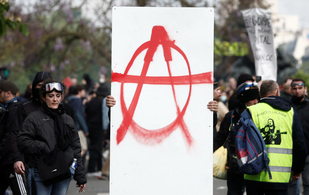 <p>U Parizu su aktivisti organizacije Extinction Rebellion bacili boju na staklenu fasadu Fondacije Luj Viton i pločnik ispred hotela Ric</p>