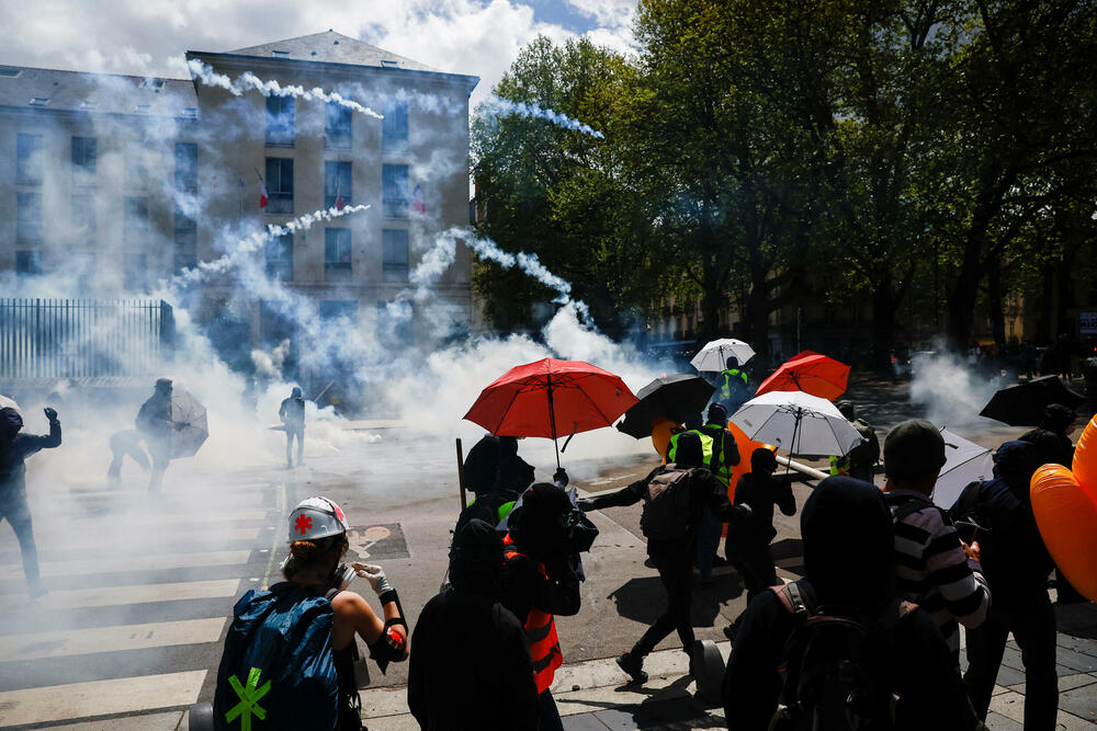 <p>U Parizu su aktivisti organizacije Extinction Rebellion bacili boju na staklenu fasadu Fondacije Luj Viton i pločnik ispred hotela Ric</p>