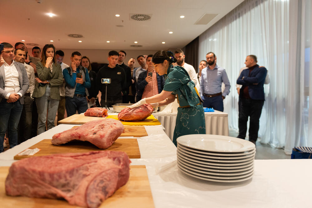 <p>Jedinstvena Japanese Wagyu govedina, zahvaljujući tehnikama rezanja dovedenim do savršenstva, dobija veću vrijednost i pokazuje svoj prefektan ukus</p>