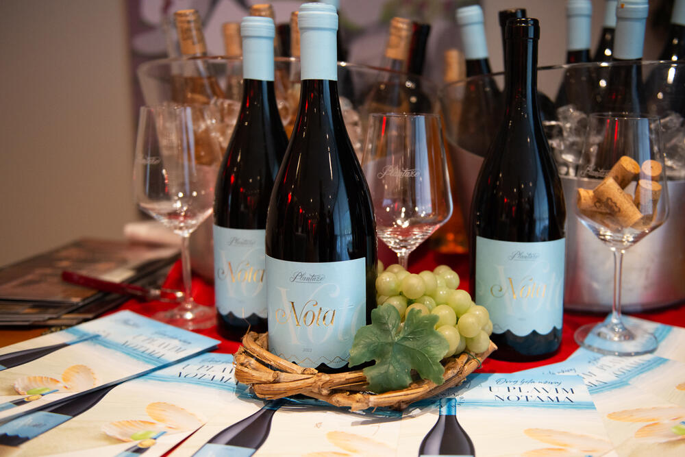 <p>Jedinstvena Japanese Wagyu govedina, zahvaljujući tehnikama rezanja dovedenim do savršenstva, dobija veću vrijednost i pokazuje svoj prefektan ukus</p>