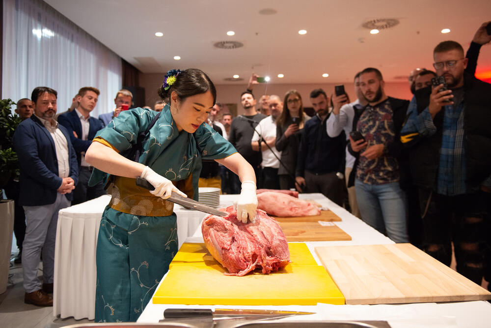 <p>Jedinstvena Japanese Wagyu govedina, zahvaljujući tehnikama rezanja dovedenim do savršenstva, dobija veću vrijednost i pokazuje svoj prefektan ukus</p>