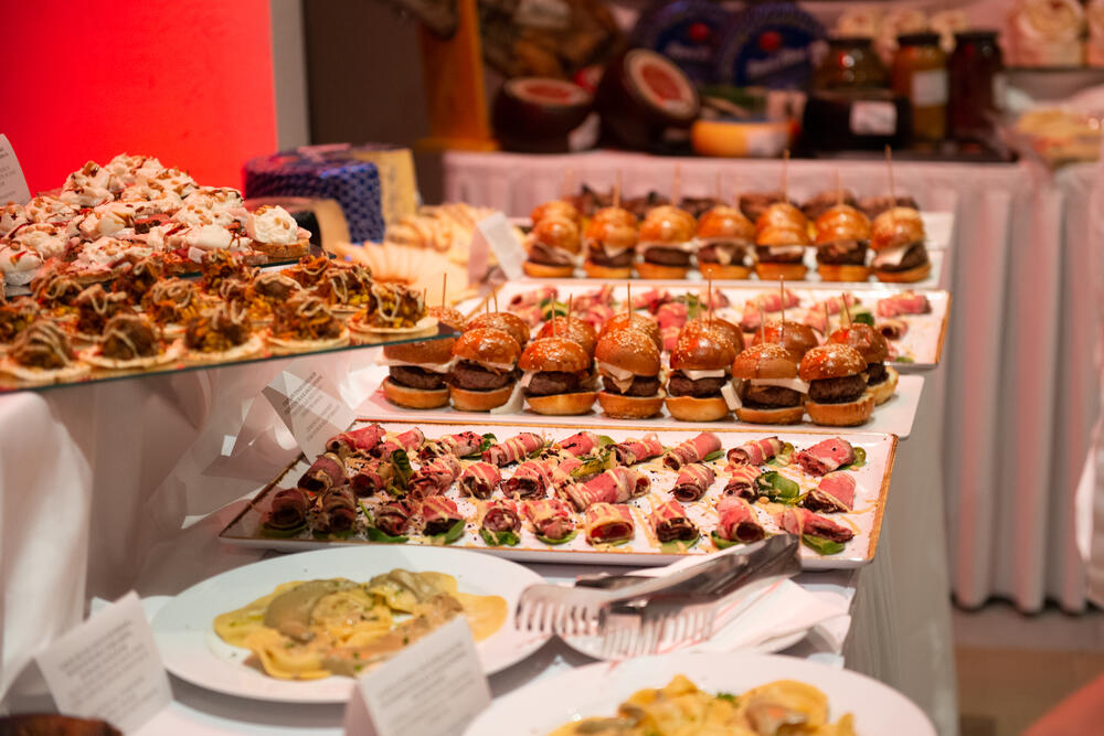 <p>Jedinstvena Japanese Wagyu govedina, zahvaljujući tehnikama rezanja dovedenim do savršenstva, dobija veću vrijednost i pokazuje svoj prefektan ukus</p>