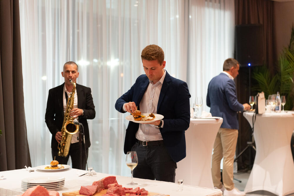 <p>Jedinstvena Japanese Wagyu govedina, zahvaljujući tehnikama rezanja dovedenim do savršenstva, dobija veću vrijednost i pokazuje svoj prefektan ukus</p>