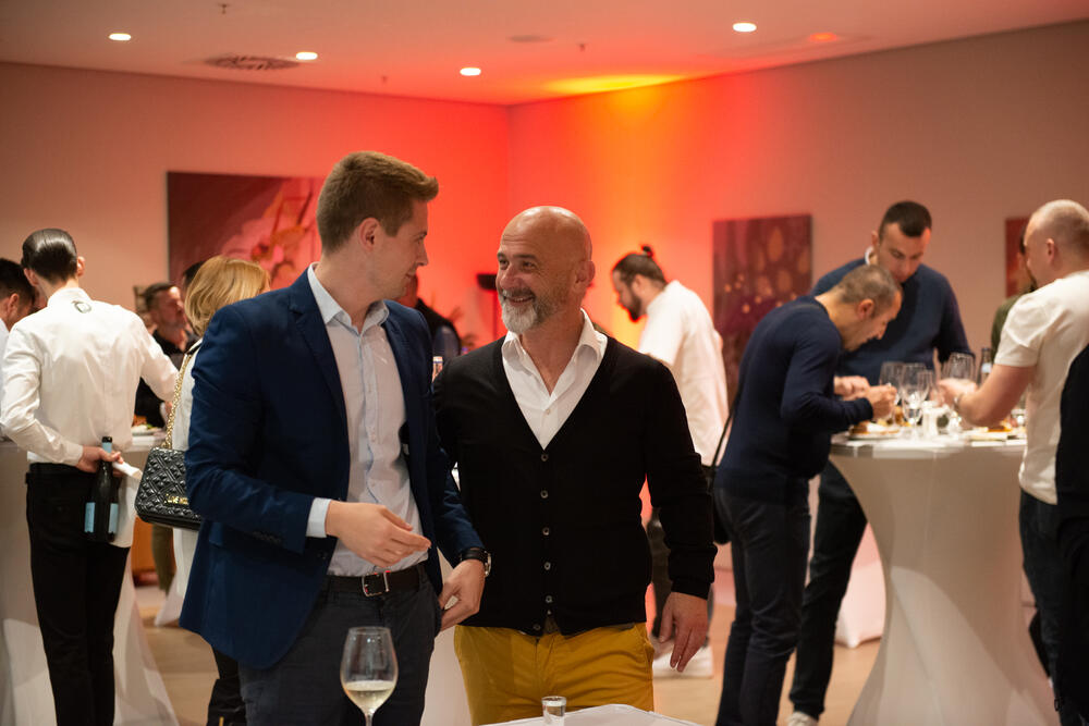 <p>Jedinstvena Japanese Wagyu govedina, zahvaljujući tehnikama rezanja dovedenim do savršenstva, dobija veću vrijednost i pokazuje svoj prefektan ukus</p>