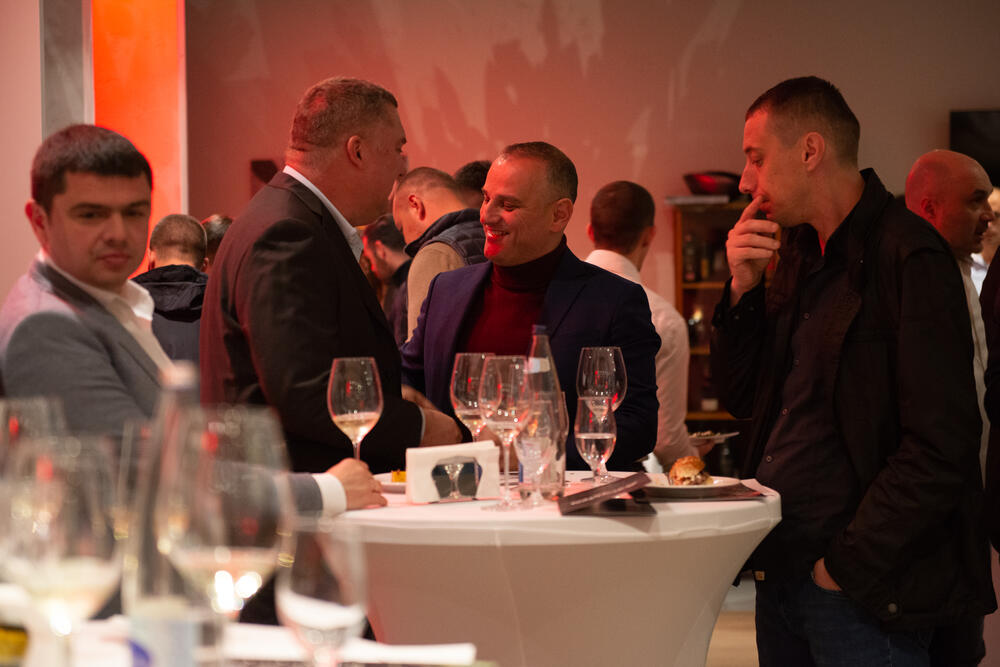 <p>Jedinstvena Japanese Wagyu govedina, zahvaljujući tehnikama rezanja dovedenim do savršenstva, dobija veću vrijednost i pokazuje svoj prefektan ukus</p>