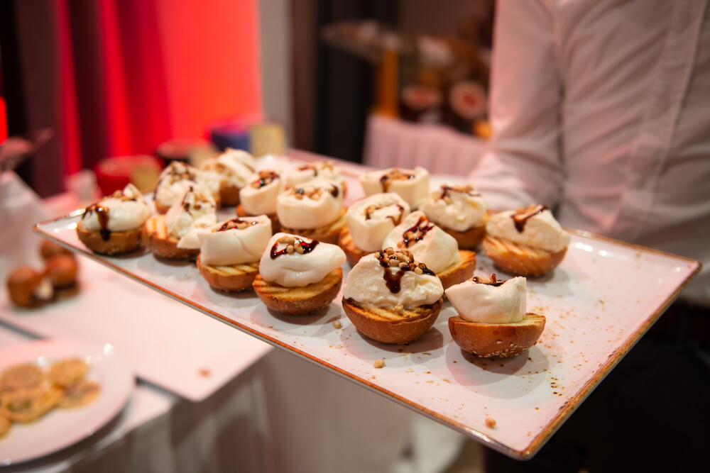 <p>Jedinstvena Japanese Wagyu govedina, zahvaljujući tehnikama rezanja dovedenim do savršenstva, dobija veću vrijednost i pokazuje svoj prefektan ukus</p>