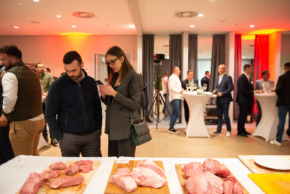 <p>Jedinstvena Japanese Wagyu govedina, zahvaljujući tehnikama rezanja dovedenim do savršenstva, dobija veću vrijednost i pokazuje svoj prefektan ukus</p>