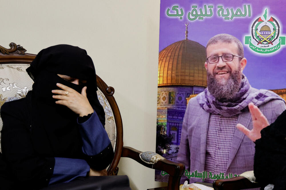 Palestinka pored fotografije Kadira Adnana, Foto: Rojters