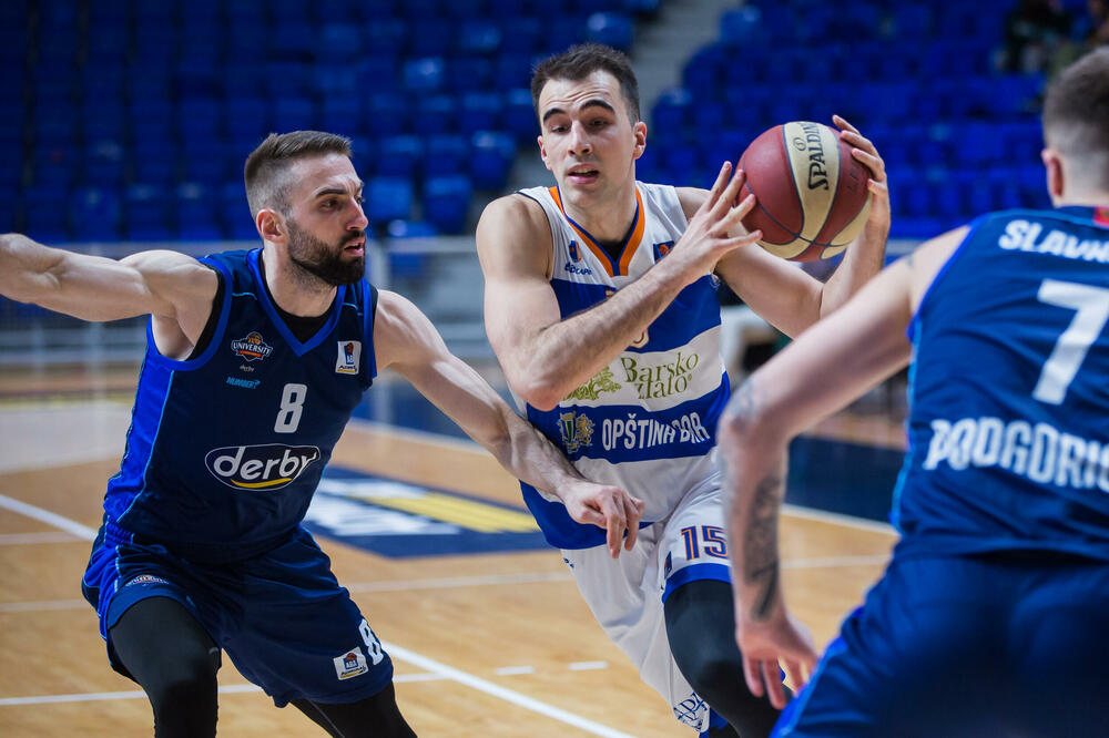 Emir Hadžibegović i Marko Pecarski na utakmici u ABA ligi ranije ove sezone, Foto: KK SC Derbi/Filip Roganović