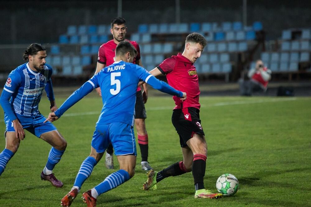 Boris Cmiljanić (Dečić) na nedavnom meču sa Sutjeskom, Foto: FSCG
