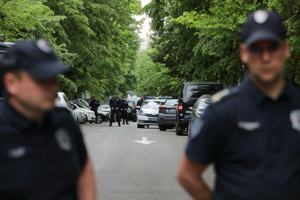 Policijja u blizini škole u kojoj se dogodila pucnjava, Foto: Reuters