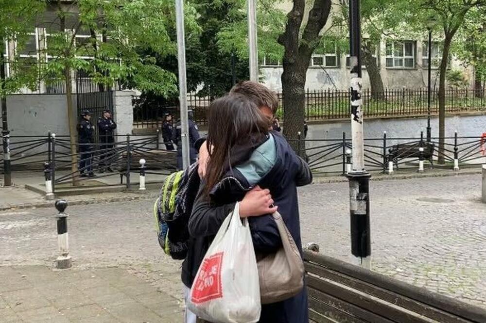 Dijete i majka ispred Osnovne škole "Vladislav Ribnikar", Foto: BBC