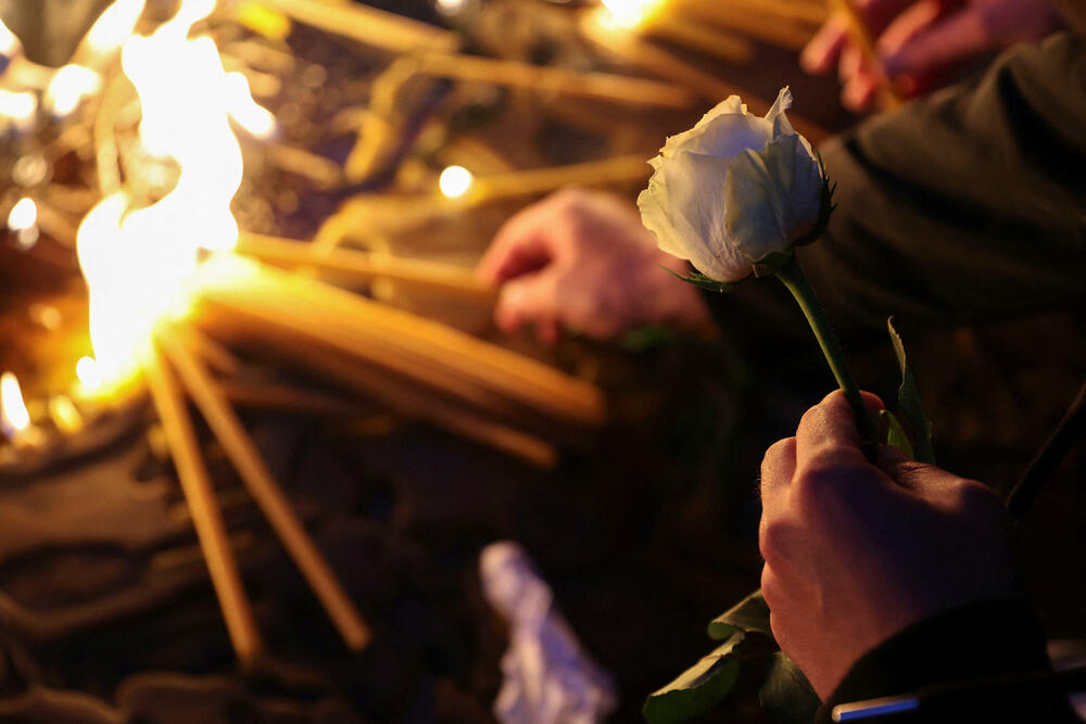 <p>Najveći broj građana okupio se nakon poziva koji se proširio društvenim mrežama, za okupljanje na Cvetnom trgu kako bi odali počast stradalim učenicima i radniku obezbjeđenja</p>
