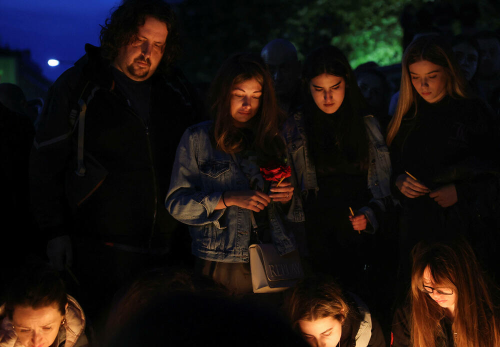 <p>Najveći broj građana okupio se nakon poziva koji se proširio društvenim mrežama, za okupljanje na Cvetnom trgu kako bi odali počast stradalim učenicima i radniku obezbjeđenja</p>