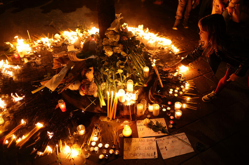 Pomen žrtvama masovnog ubistva u OŠ "Vladislav Ribnikar", Foto: Reuters
