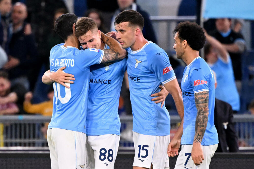 Bašić proslavlja gol sa saigračima, Foto: Reuters