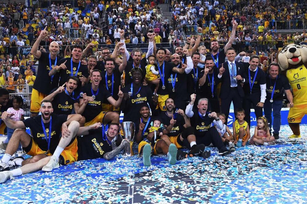 Košarkaši Gran Kanarije sa peharom Evrokupa, Foto: Eurocupbasketball.com