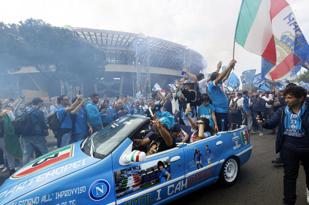Detalj ispred stadiona Napolija, Foto: Reuters