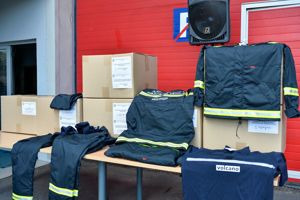 <p>Zamjenik gradonačelnika Miloš Mudreša zahvalio se u ime Prijestonice Cetinje na vrijednoj donaciji opreme koja je, kako je istakao, odraz istinskih vrijednosti, velikodušnosti i predanosti pomaganju lokalnoj zajednici.</p>