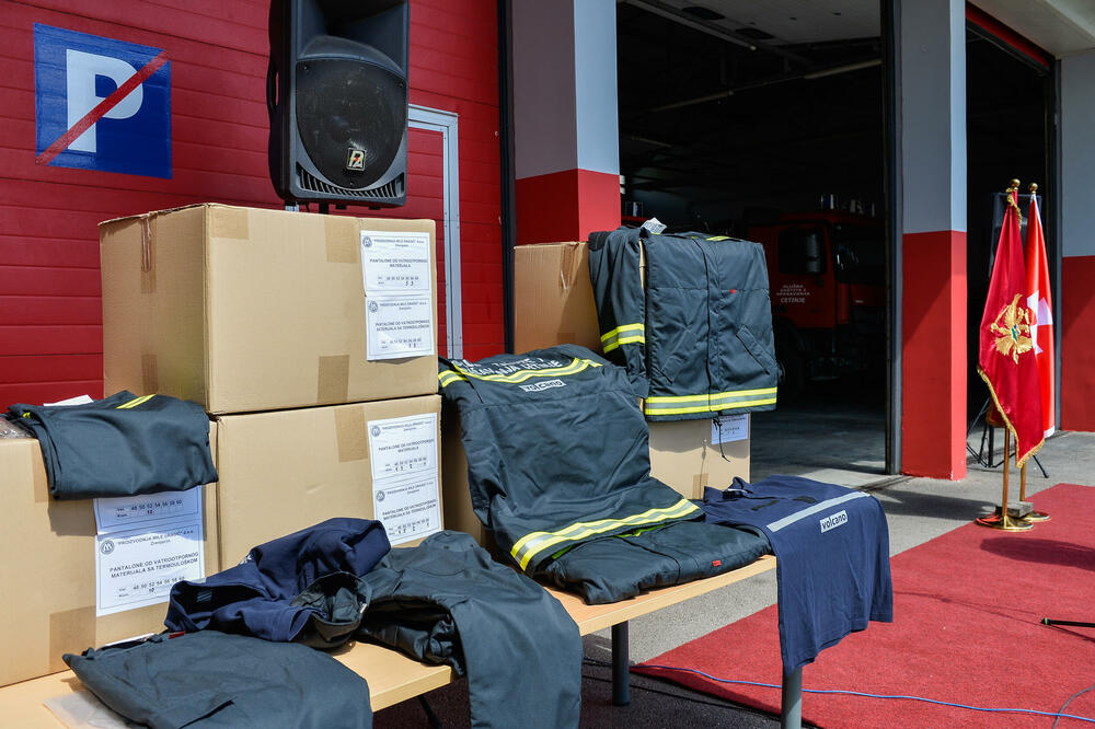 <p>Zamjenik gradonačelnika Miloš Mudreša zahvalio se u ime Prijestonice Cetinje na vrijednoj donaciji opreme koja je, kako je istakao, odraz istinskih vrijednosti, velikodušnosti i predanosti pomaganju lokalnoj zajednici.</p>