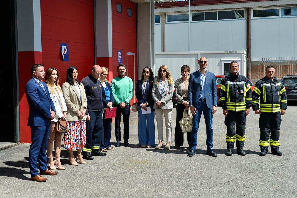 <p>Zamjenik gradonačelnika Miloš Mudreša zahvalio se u ime Prijestonice Cetinje na vrijednoj donaciji opreme koja je, kako je istakao, odraz istinskih vrijednosti, velikodušnosti i predanosti pomaganju lokalnoj zajednici.</p>