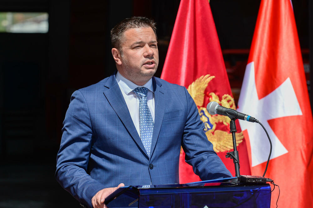 <p>Zamjenik gradonačelnika Miloš Mudreša zahvalio se u ime Prijestonice Cetinje na vrijednoj donaciji opreme koja je, kako je istakao, odraz istinskih vrijednosti, velikodušnosti i predanosti pomaganju lokalnoj zajednici.</p>