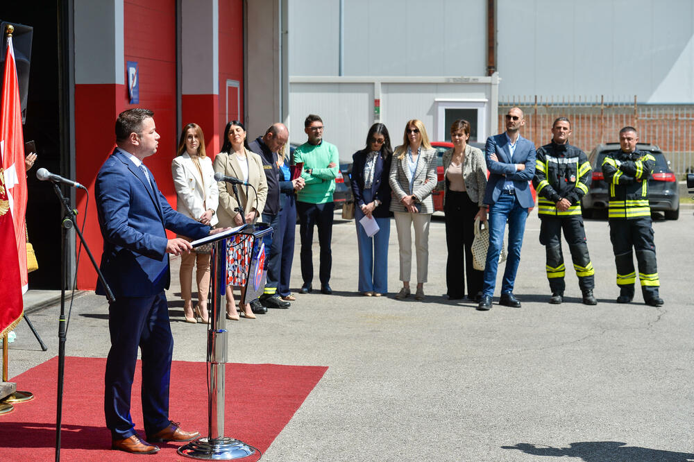 <p>Zamjenik gradonačelnika Miloš Mudreša zahvalio se u ime Prijestonice Cetinje na vrijednoj donaciji opreme koja je, kako je istakao, odraz istinskih vrijednosti, velikodušnosti i predanosti pomaganju lokalnoj zajednici.</p>