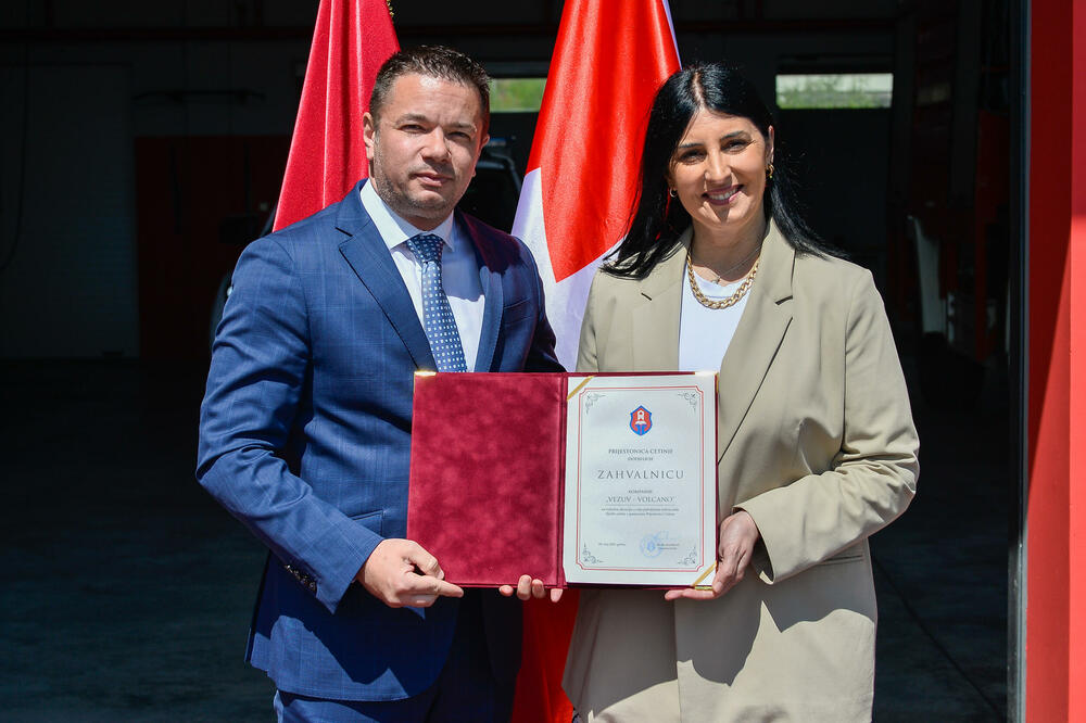 <p>Zamjenik gradonačelnika Miloš Mudreša zahvalio se u ime Prijestonice Cetinje na vrijednoj donaciji opreme koja je, kako je istakao, odraz istinskih vrijednosti, velikodušnosti i predanosti pomaganju lokalnoj zajednici.</p>