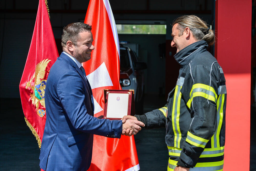 <p>Zamjenik gradonačelnika Miloš Mudreša zahvalio se u ime Prijestonice Cetinje na vrijednoj donaciji opreme koja je, kako je istakao, odraz istinskih vrijednosti, velikodušnosti i predanosti pomaganju lokalnoj zajednici.</p>