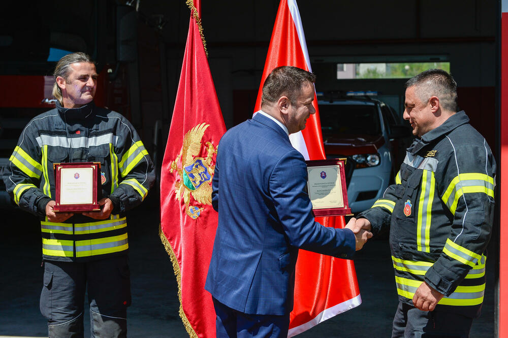 <p>Zamjenik gradonačelnika Miloš Mudreša zahvalio se u ime Prijestonice Cetinje na vrijednoj donaciji opreme koja je, kako je istakao, odraz istinskih vrijednosti, velikodušnosti i predanosti pomaganju lokalnoj zajednici.</p>