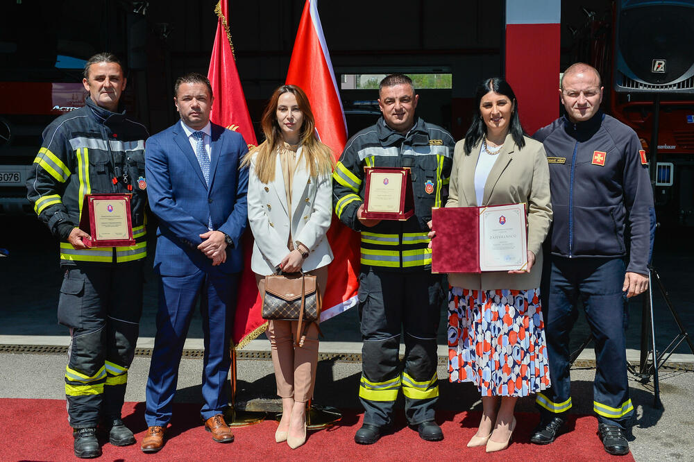<p>Zamjenik gradonačelnika Miloš Mudreša zahvalio se u ime Prijestonice Cetinje na vrijednoj donaciji opreme koja je, kako je istakao, odraz istinskih vrijednosti, velikodušnosti i predanosti pomaganju lokalnoj zajednici.</p>