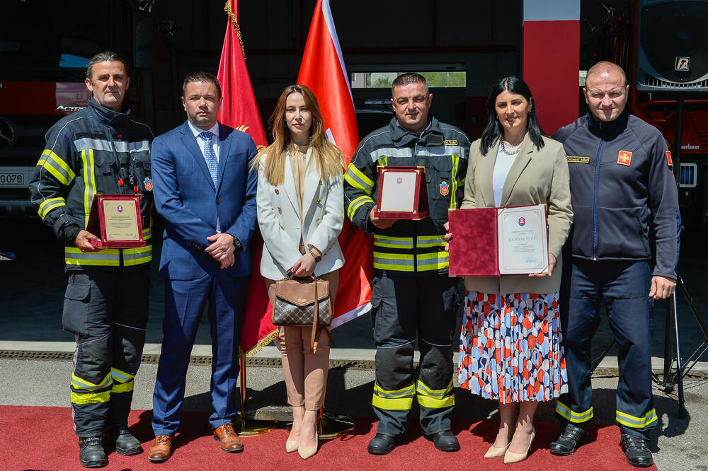<p>Zamjenik gradonačelnika Miloš Mudreša zahvalio se u ime Prijestonice Cetinje na vrijednoj donaciji opreme koja je, kako je istakao, odraz istinskih vrijednosti, velikodušnosti i predanosti pomaganju lokalnoj zajednici.</p>